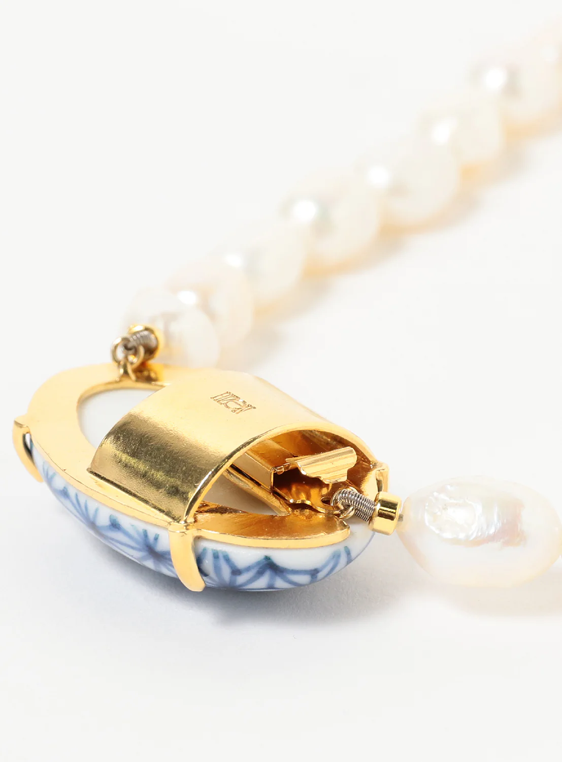 Arita Ware Motif Leaf Pearl Short Necklace